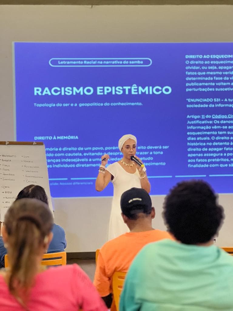 Tainara Ferreira em momento de trabalho